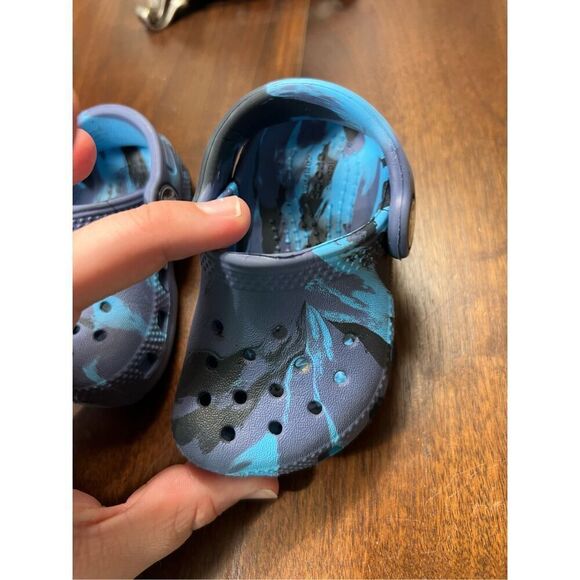 Crocs Blue Tie Dye Clogs Toddler Size 4 - Picture 3 of 12